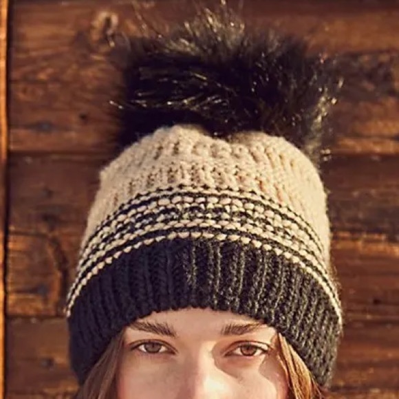Free People Slope Stripe Pom Pom Beanie Hat In Black And Cream NWT One Size - Picture 1 of 10